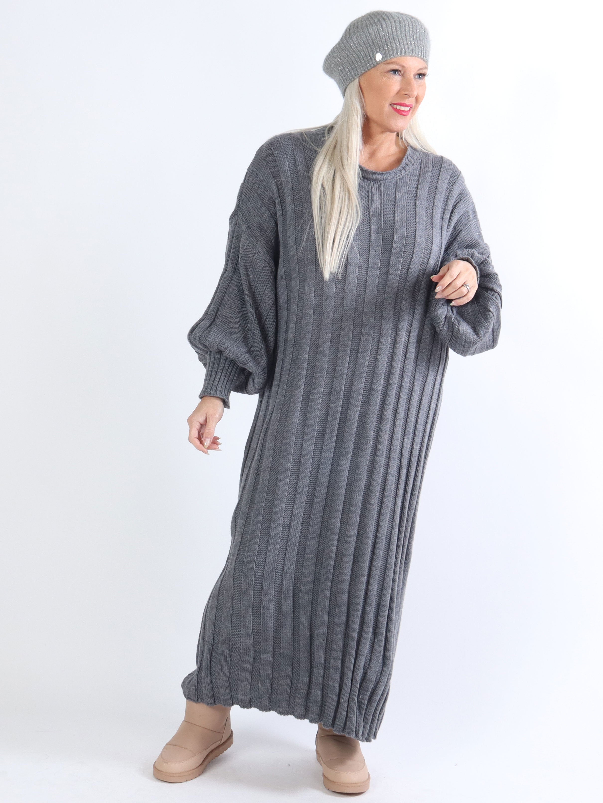 Ava - Lång plus size stickad klänning med ballongärmar - Grey